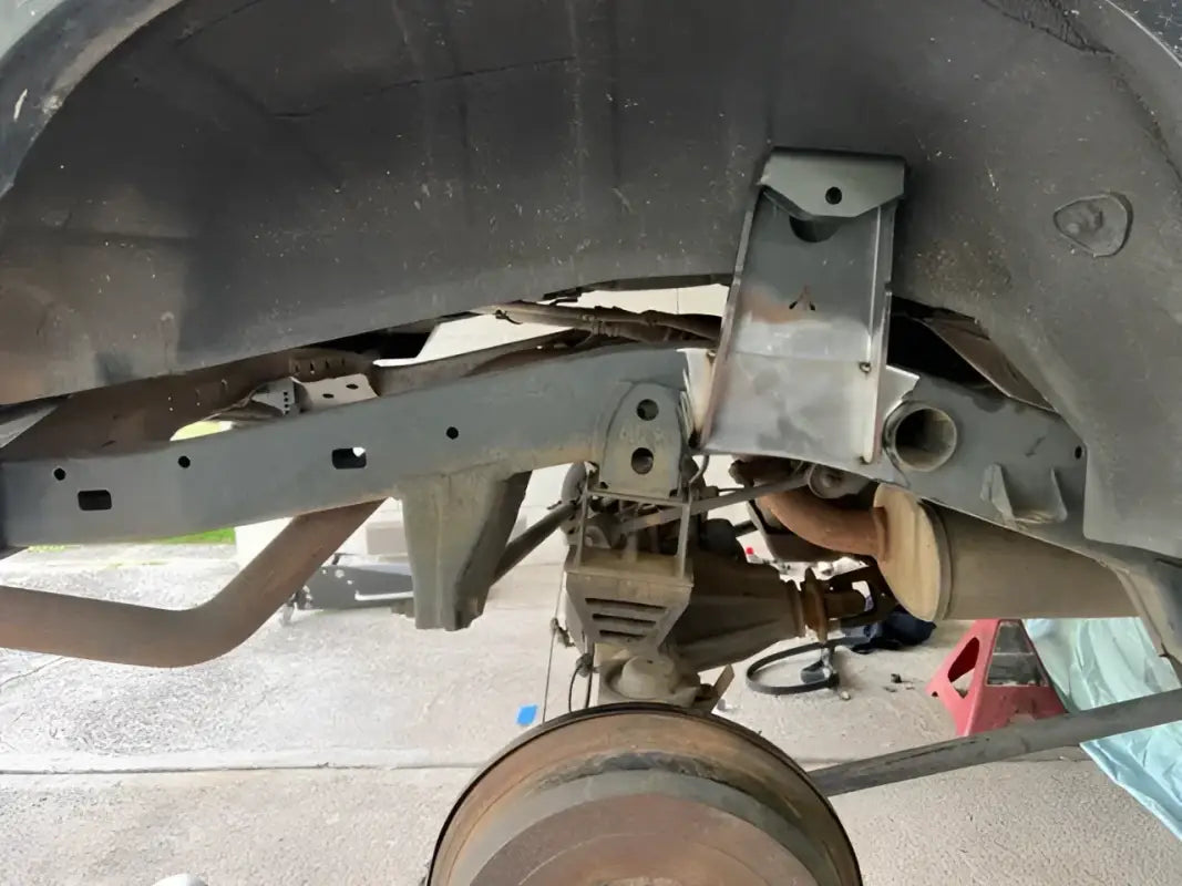 Vehicle’s undercarriage with suspension and exhaust for T4R 4RUNNER 3rd gen upgrade