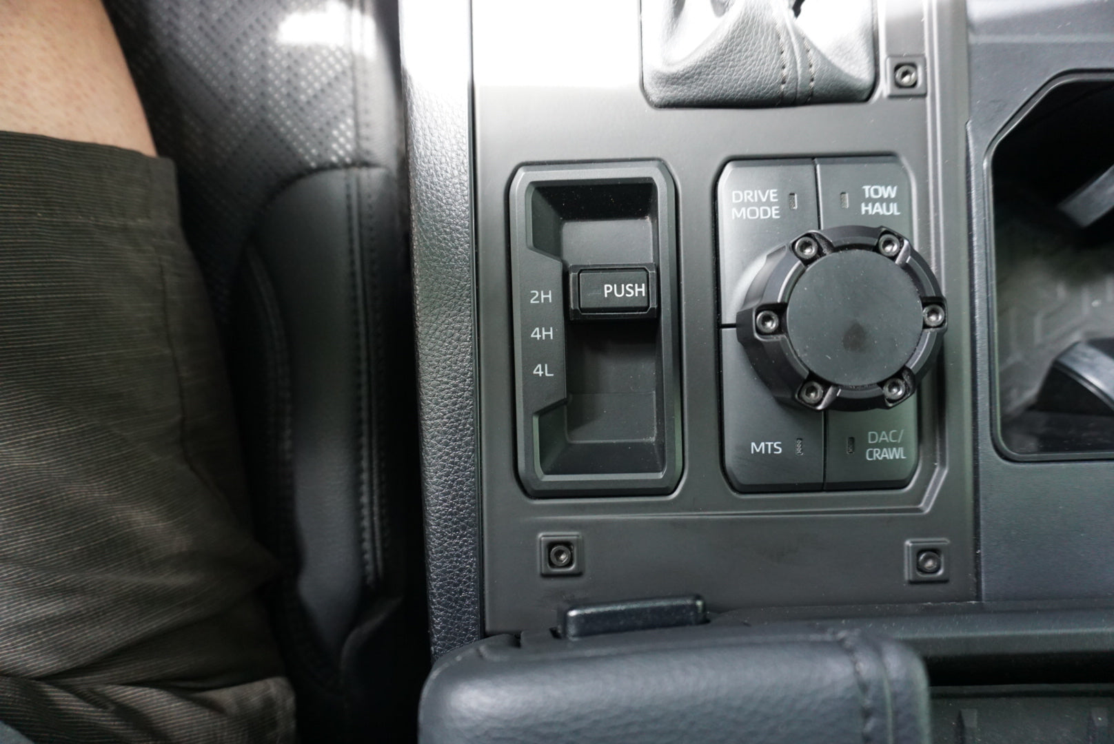 4x4 Button Trim (For 2022+ Tundra) - SOLAR OCTANE