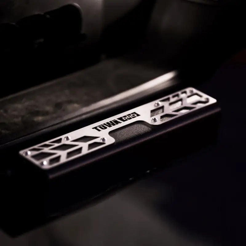 4CX Boar Hitch Step with TUWA PRO®️ branding, featuring a durable powder-coated finish and anti-slip skid plate for off-road bumper protection.