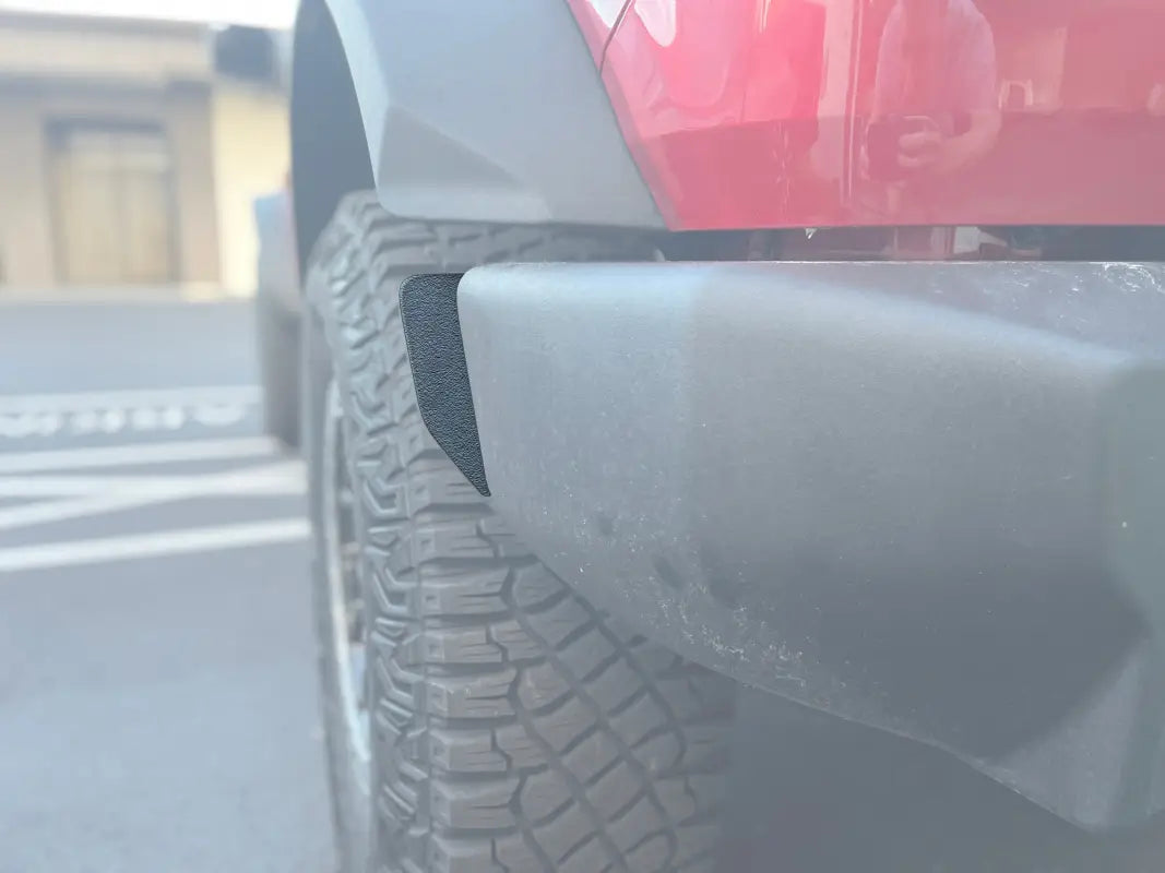 Off-road vehicle tire and bumper with bumper end caps for 2021-2024 Ford Bronco