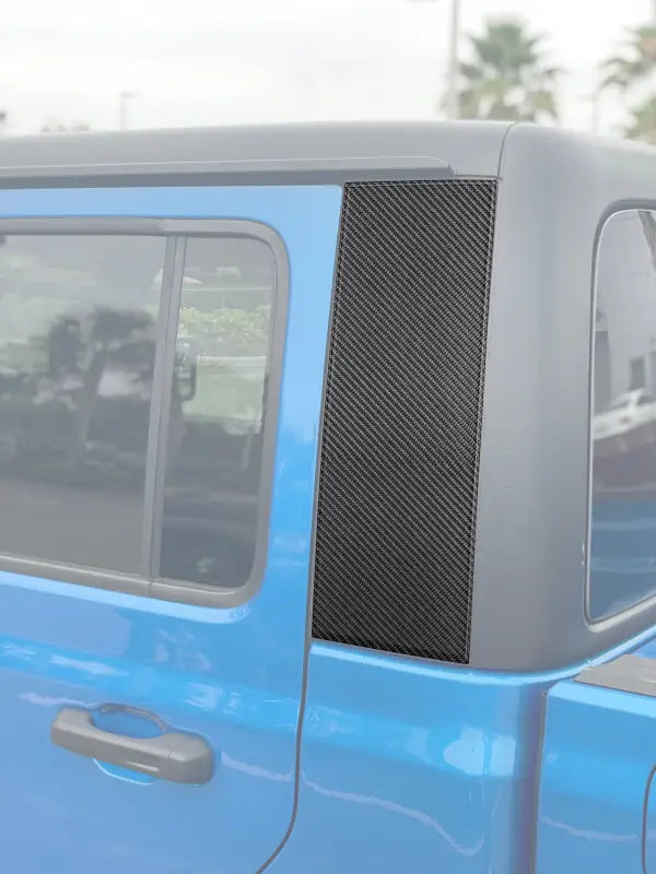 Blue truck with carbon fiber trim showcasing Jeep Gladiator pillar accent overlays