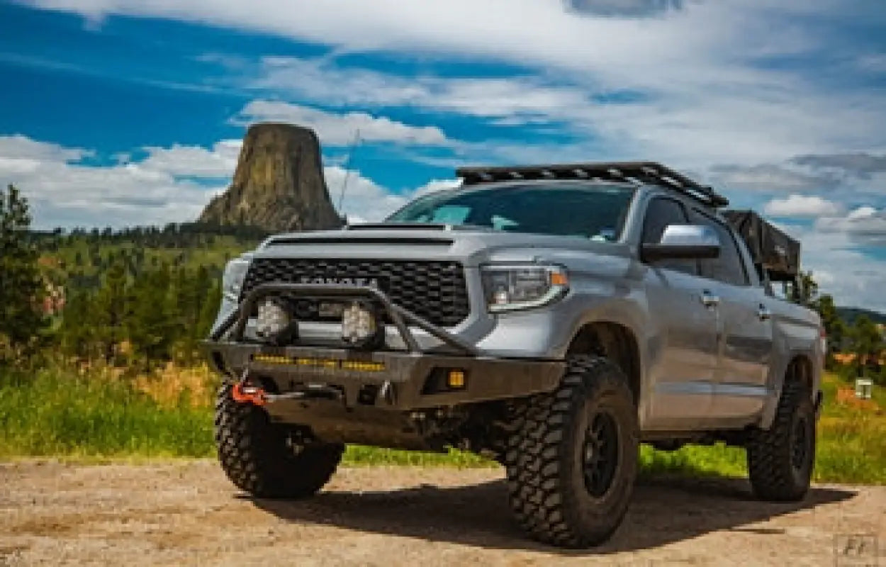 Off-road vehicle equipped with the SEAL Slim 12.5rs 12V winch, showcasing its rugged recovery capabilities.