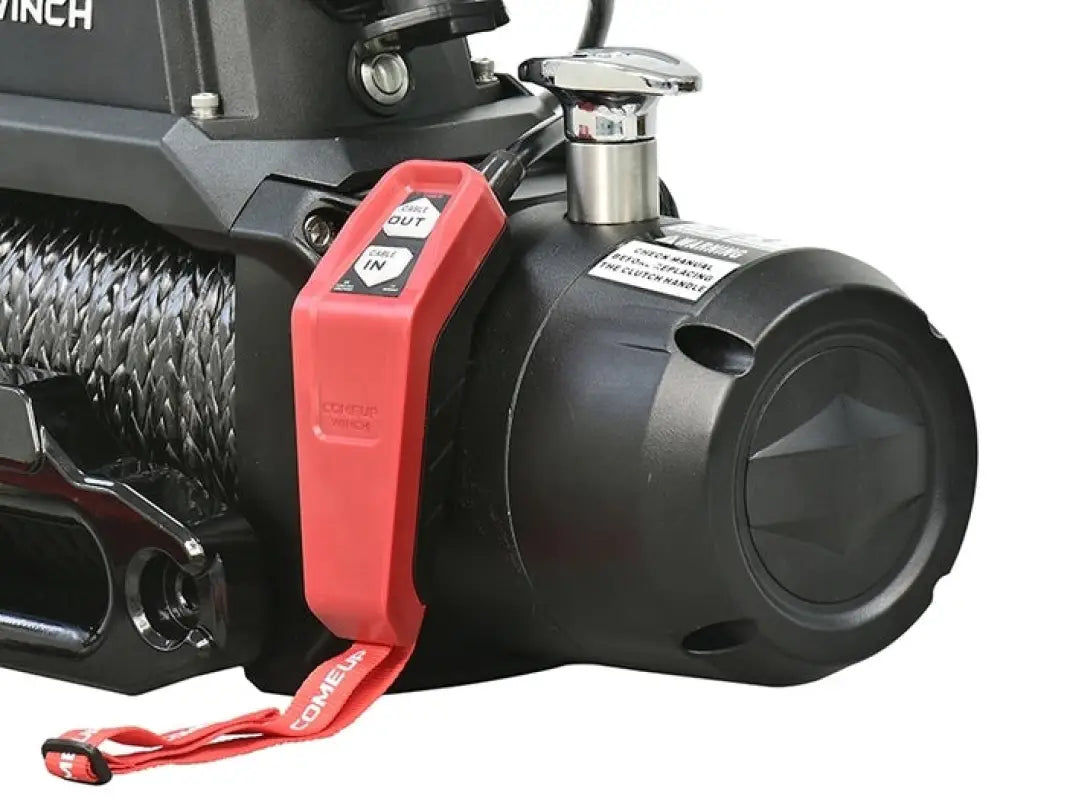 Close-up of the SOLO 12.5rs winch drum and control lever, featuring durable construction and synthetic rope.