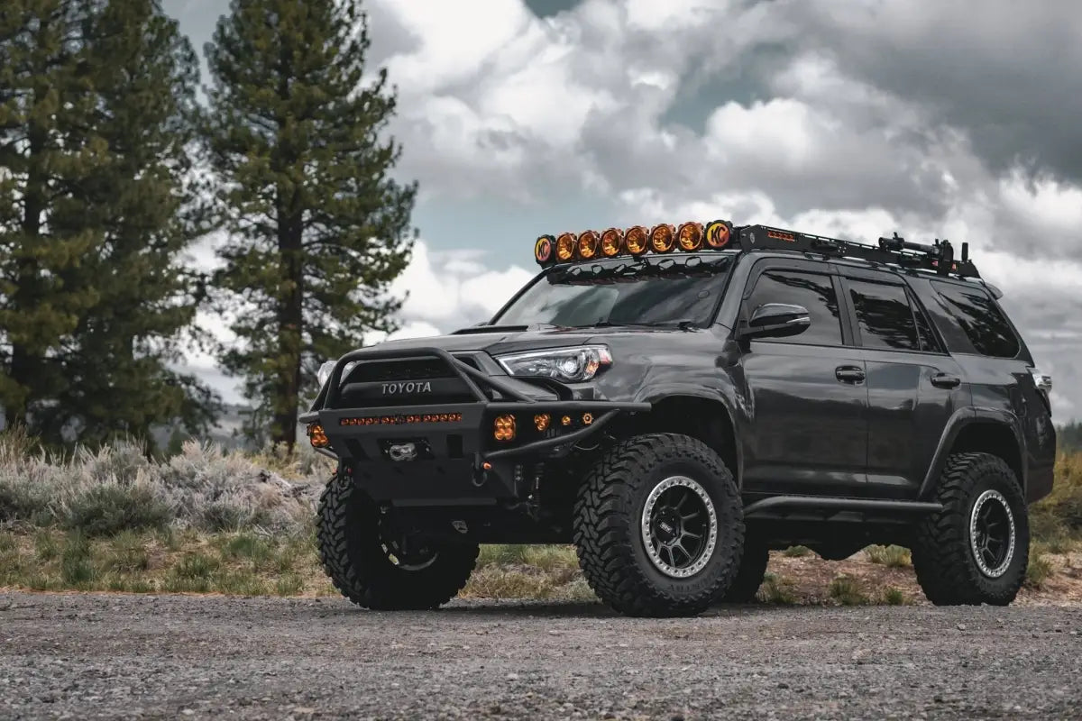Off-road vehicle equipped with True Beadlock Ring for Hybrid Wheels V2, highlighting rugged performance in a mountainous setting.