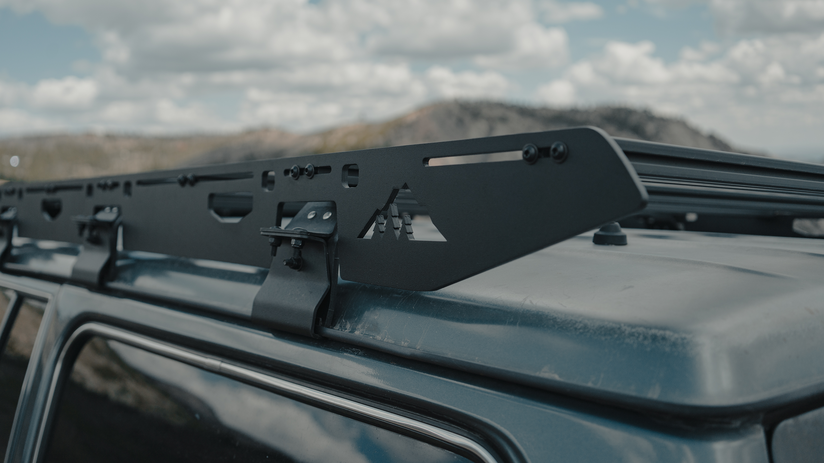 Close-up of the roof rack corner on a Toyota Land Cruiser 60 Series, featuring precision-cut steel and a stylish powder coat finish.