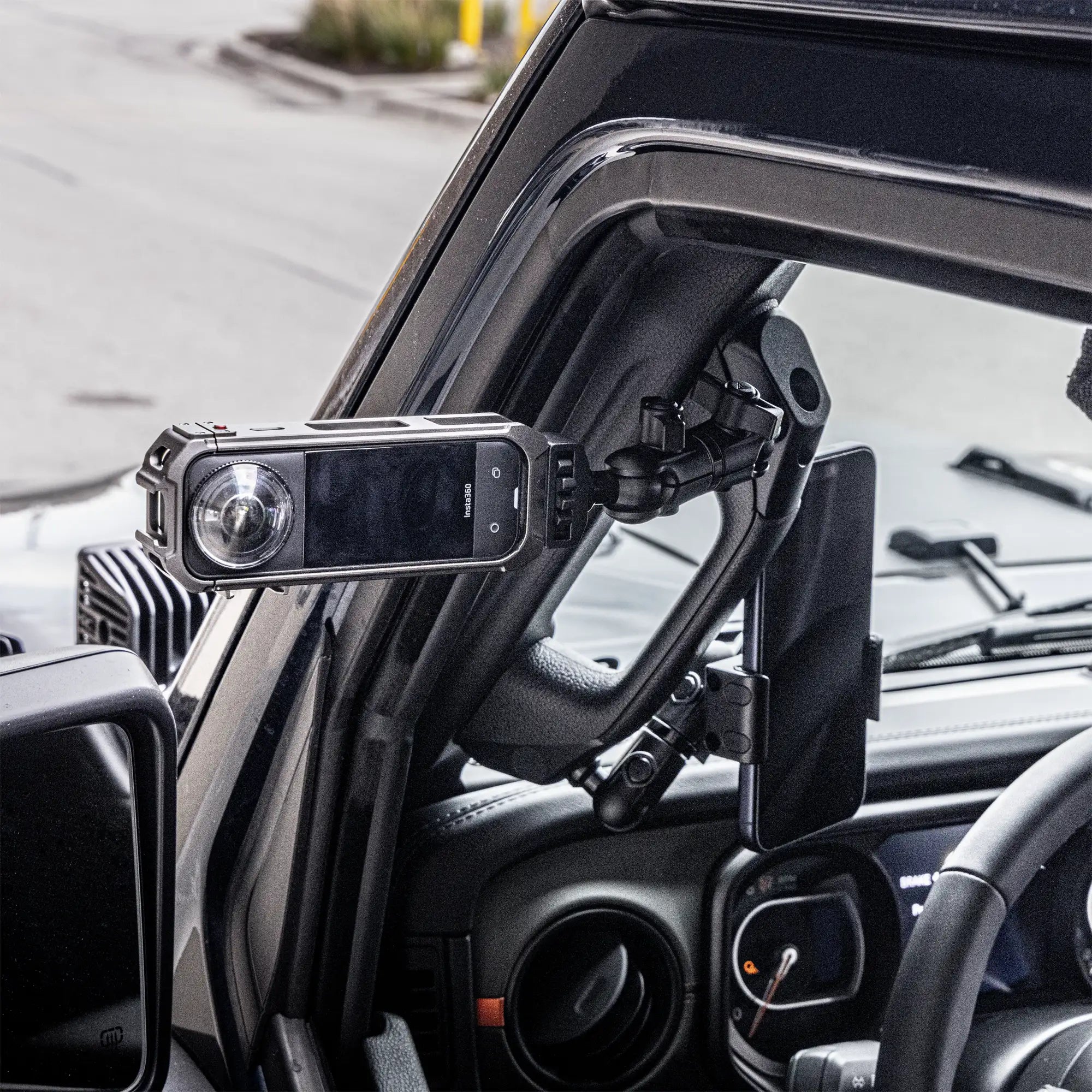 2024-2026 Jeep JL, Gladiator, and 4XE LINK™ Grab Handle Mount With Qi2/MagSafe Charging and Cooling Phone Holder | 3.5" Arm